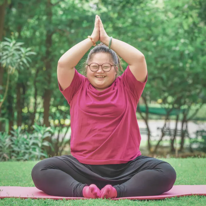 Dziewczyna z ZD ćwiczy yogę na macie