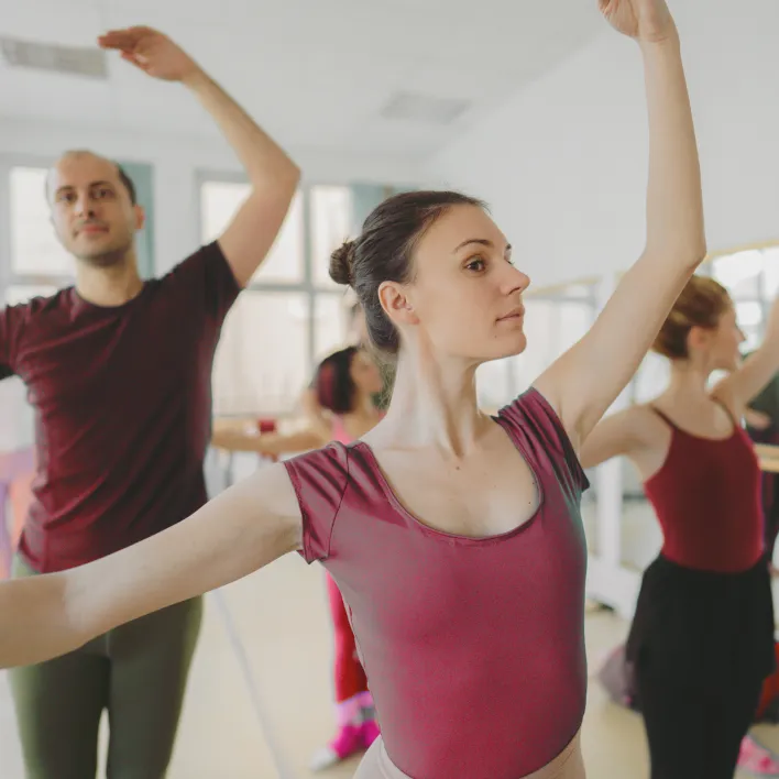 Kobieta i mężczyzna z tyłu ćwiczą balet