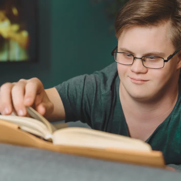 Młody mężczyzna czyta książkę