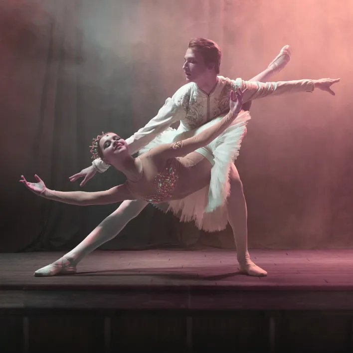 Para tancerzy w klasycznej pozie (rybka)