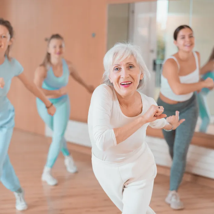 Dtarsza kobieta ubrana na biało...