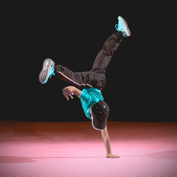 Chłopak tańczący break dance na scenie